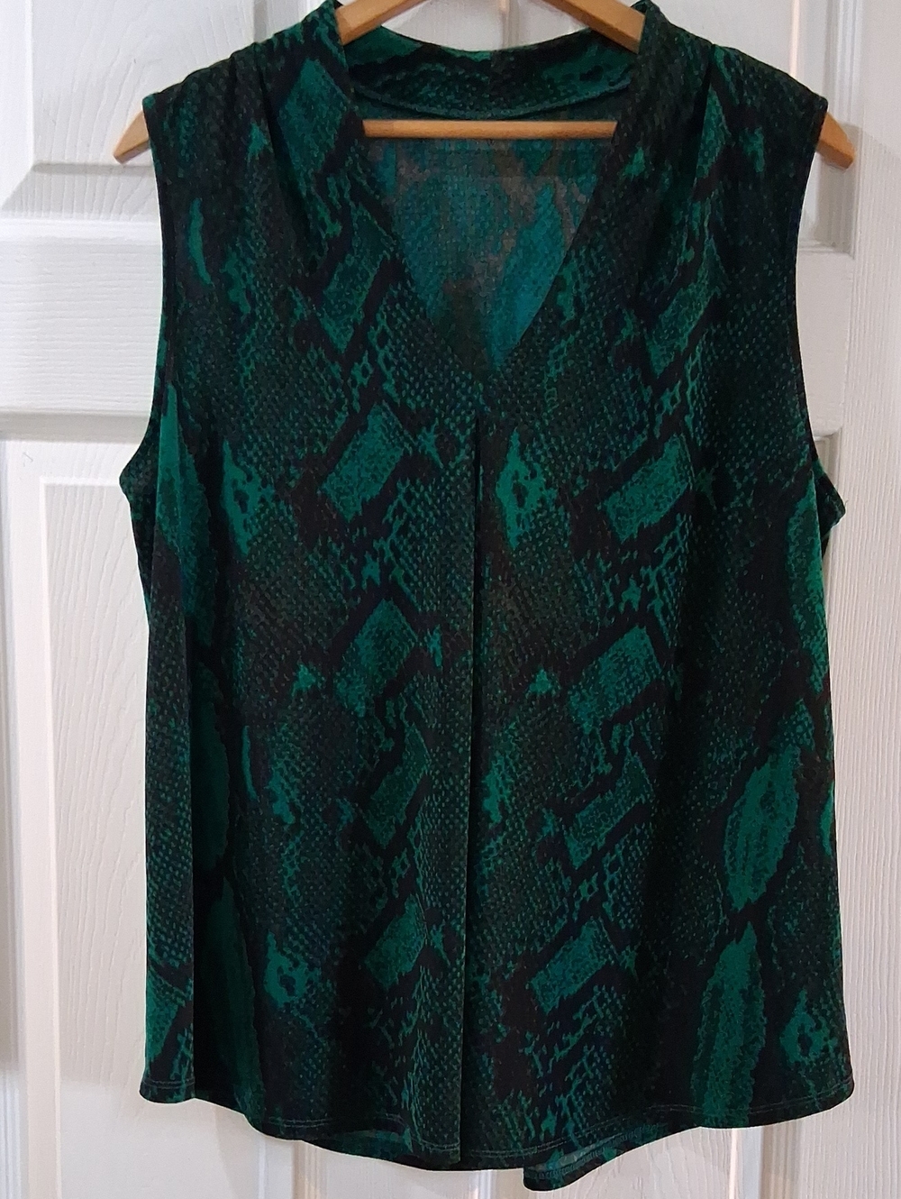 Worthington Green and Black Snake-Print Sleeveless V-Neck Camisole